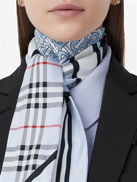 sciarpa burberry con scritta